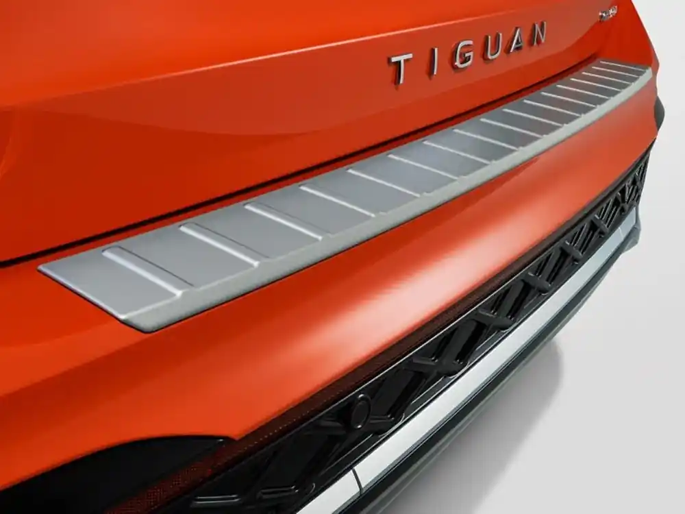 Acum disponibil | Protectie crom muchie incarcare originala Volkswagen Tiguan CT1 2024+, stainless steel look/plastic