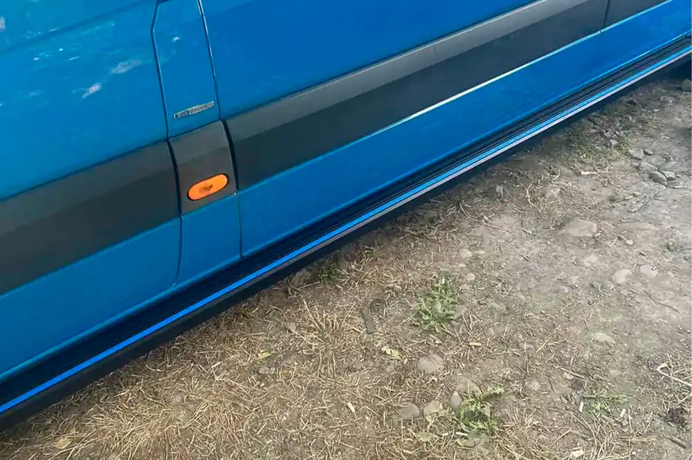 Noutate în ofertă - Volkswagen Crafter 2006-2016 Praguri Laterale Maya Blue (2 buc, Aluminiu)