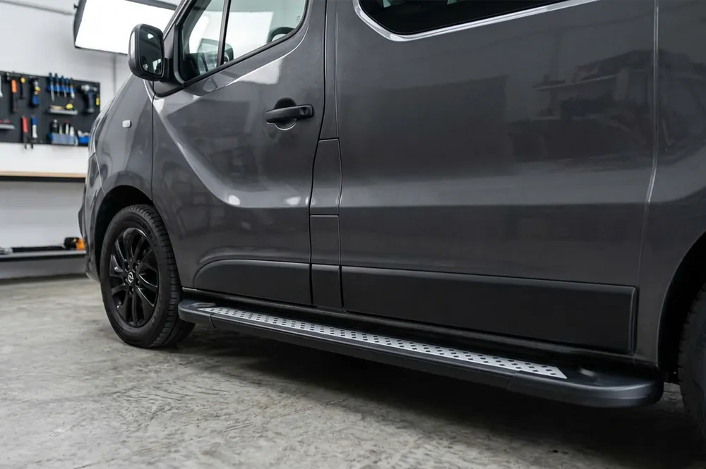 Ofertă promoțională - Renault Trafic 2001–2015 Praguri Laterale New Vision Black (2 buc, Aluminiu)