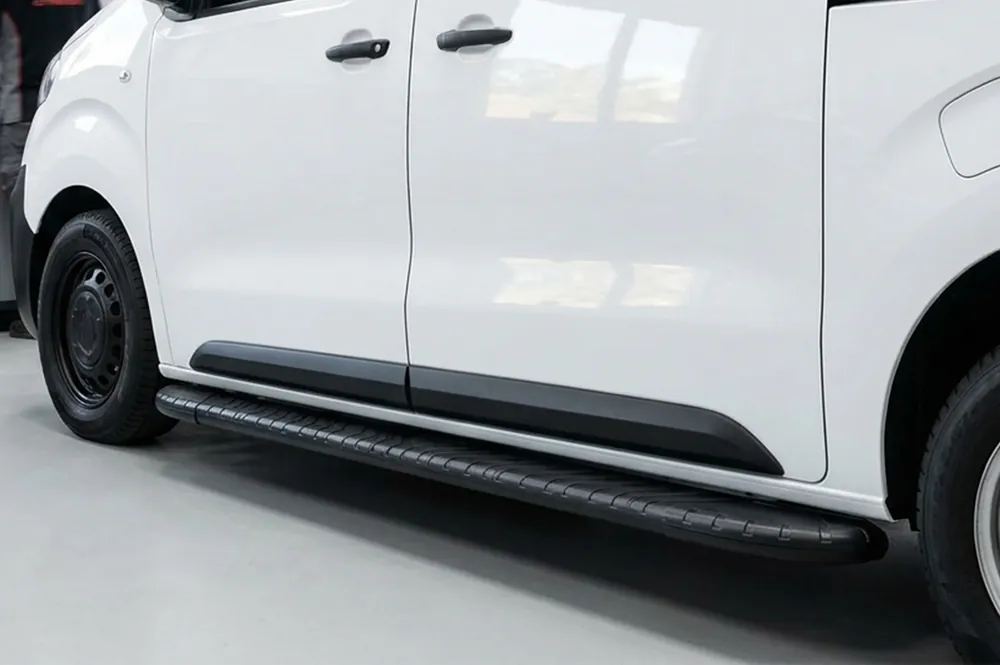 Acum disponibil | Opel Vivaro 2019- Praguri Laterale Bosphorus Black (2 buc, Aluminiu) XS – Ampatament Scurt